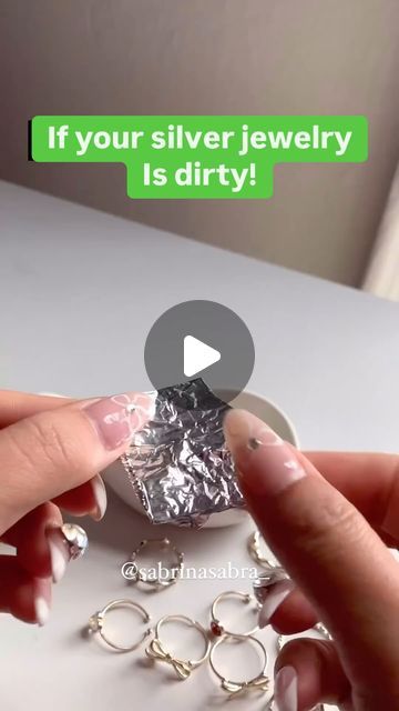 Trick Words, Jewelry Hacks, How To Clean Silver, Silver Cutlery, Cleaning Silver Jewelry, Diy Life Hacks, May 11, Ring Bracelet, Cleaning Hacks