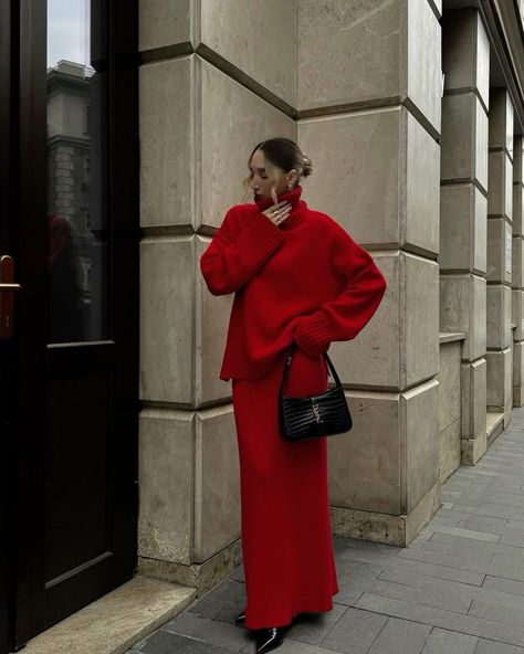 Color Moodboard, Silk Skirt Outfit, Minimalist Wardrobe Capsule, Winter Wear Women, Trendy Fall Fashion, Outfits New Year, Chic Chic, Red Outfit, Business Dresses