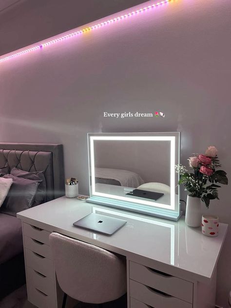 Dream minimalist vanity area Desk With Vanity Ideas, Vanity And Desk Ideas Bedroom, Vanity Mirror On Desk, Vanity Desk Without Mirror, Bedroom Desk Mirror, Vanity Inspo Decor, Bedroom Decor Vanity, Makeup Desk Vanity, Beauty Desk Aesthetic