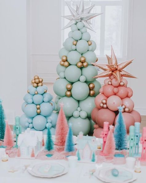 Balloon Tree Christmas, Holiday Balloon Garland, Nutcracker Balloon Arch, Pine Tree Balloons, Christmas Balloon Tree, Pink Winter Wonderland Balloon Garland, Pastel Christmas Balloons, Christmas Balloon Backdrop, Pink Balloon Christmas Tree