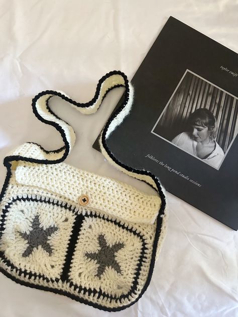 Taylor swift folklore inspired messenger bag Folklore Crochet Bag, Crochet Taylor Swift Bag, Taylor Swift Knit, Taylor Swift Crochet Ideas, Crochet Bag Lining, Taylor Swift Crochet Pattern, Folklore Crochet, Crochet Taylor Swift, Taylor Swift Crochet