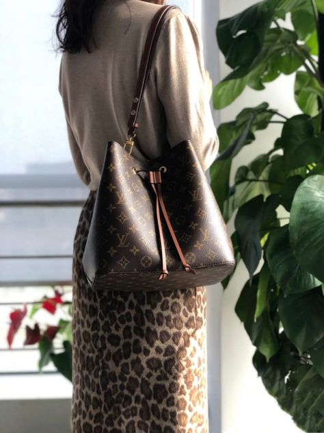 Neo Noe Louis Vuitton Outfit, Noe Louis Vuitton, Bag Wishlist, Louis Vuitton Outfit, Lv Neonoe, Sac Louis Vuitton, Louis Vuitton Neonoe, Fancy Things, Bag Louis Vuitton