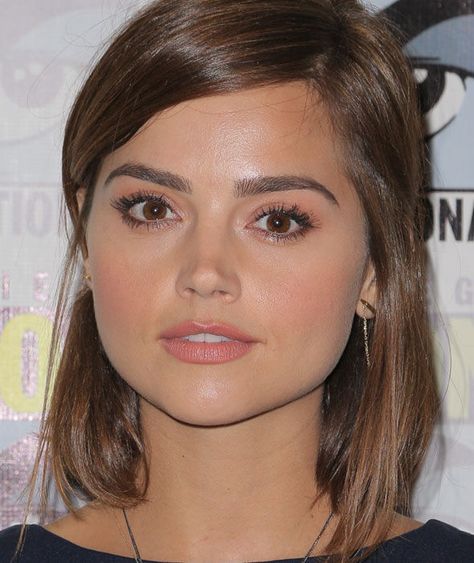 hairstyle! (Jenna Coleman from Doctor Who) Round Face Eyebrows, Straight Eyebrows, Sulam Alis, Perfect Brow, Clara Oswald, Cake Face, Waxed Eyebrows, Threading Eyebrows, Best Eyebrow Products