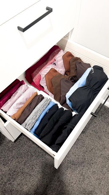 Organized Clothes Drawers, Gym Clothes Organization, Organized Drawers Clothes, Chill Girl, Wardrobe Organization, Room Organisation, Dressing Room Closet, Walk In Closet Design, House Organisation