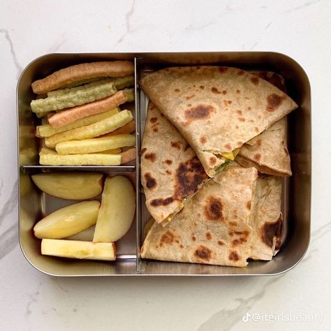 Cute Containers Food, School Food Aethstetic, Quesadilla Lunchbox Ideas, Quesadilla School Lunch, Quesadillas Aesthetic, Tortillas Ideas, Recipes For School Lunches, Packed Lunch Aesthetic, Simple School Lunch Ideas