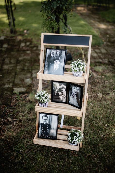 Memorial Photos At Wedding, Memorial Display Wedding, Wedding Decoration Idea, Family Heirloom Display, Photo Display Ideas, Evergreen Wedding, Wedding Photo Display, Rusting Wedding, Boda Ideas