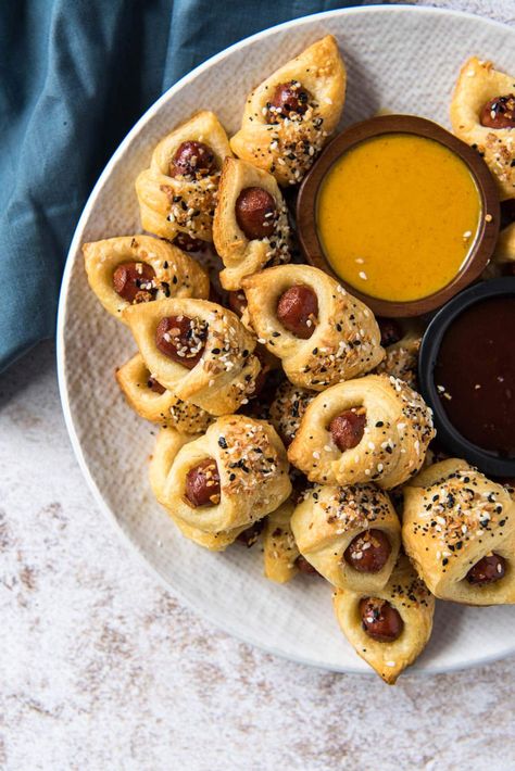 Everything Bagel Pigs in a Blanket are a classic 2-ingredient baked appetizer made even better with a sprinkle of everything bagel seasoning. Festive Christmas Appetizers, Best Christmas Appetizers, Baked Appetizers, Sausage Wrap, Everything But The Bagel, Everything Bagel Seasoning, Bagel Seasoning, Pigs In A Blanket, Everything Bagel