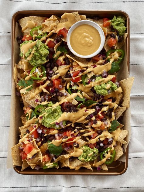 Vegan Nacho Platter With Cashew Cheese - Something Nutritious Nachos Platter, Mexican Picnic, Nacho Platter, Vegan Superbowl, Nacho Salad, Frozen Sweet Potato Fries, Cashew Cheese Sauce, Spicy Cashews, Plating Ideas