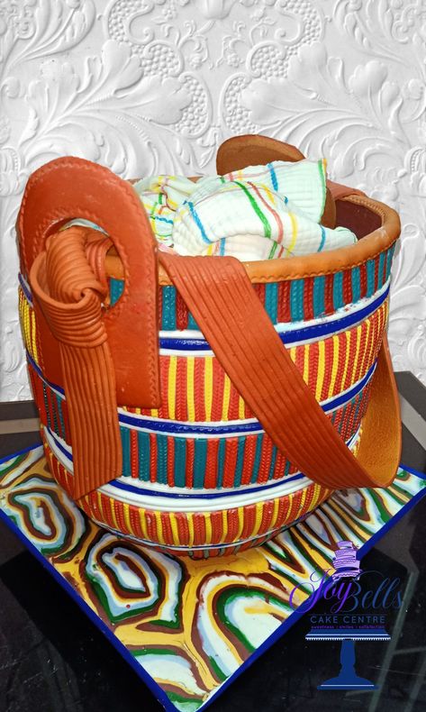 A african themed cake design Kiondo Cake Designs, Ruracio Cake Designs, African Cake Design, Traditional Cakes Wedding African, Lawyer Cake, African Wedding Cakes, African Cake, African Inspired Wedding, Baby Reveal Cakes