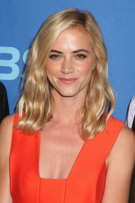 Emily Wickersham Margo Harshman, Emily Bishop, Ellie Bishop, Emily Wickersham Ncis, Emily Wickersham, Jenny Agutter, Tv Girls, Badass Women, Cara Delevingne