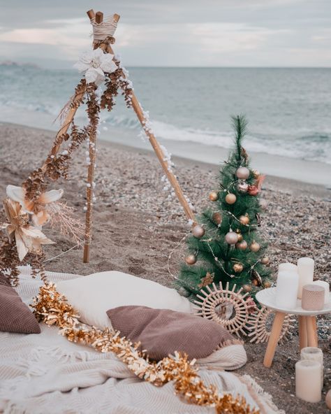 Christmas Photoshoot At The Beach, Christmas Photos On Beach, Christmas On The Beach Photos, Beach Christmas Photoshoot, Christmas Beach Photoshoot, Beach Christmas Pictures, Xmas Photoshoot, Hello 2025, Beach Shooting