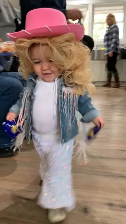 Dolly Parton Group Costume, Toddler Dolly Parton Costume, Dolly Parton Kids Costume, Dolly Parton First Birthday, Dolly Parton Children, Dolly Parton Birthday, Dolly Parton Costume, Baby Birthday Themes, Happy 1st Birthday