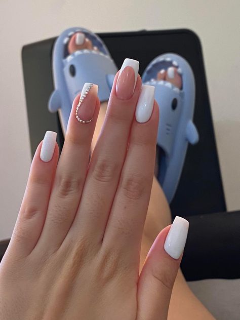 Graduation White Nails, Shorts Nails Idea, Uñas Delicadas Y Sencillas, White Nail Designs Short, White Nails Prom, White Birthday Nails, Nails Frances, White Nail Ideas, Purple Glitter Nails