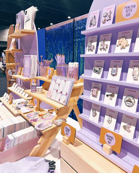 3 weeks to go until I’m back at @stationeryfest 🥳💜 I’m going to have twice the table space that I had last year and I’m soooo excited! Let me know if you’re coming and who you’re excited to see… Peg Board Market Display, Pop Up Table Ideas, Aesthetic Pop Up Shop, Card Display Craft Show, Pen Display Ideas Craft Fairs, Fair Stall Ideas, Pop Up Table Display Ideas, Craft Market Table, Earring Market Display