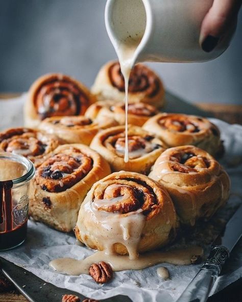 Pecan Cinnamon Rolls Recipe, Pecan Cinnamon Rolls, Cinnamon Bun Recipe, Fall Breakfast, Bun Recipe, Chocolate Pecan, Cinnamon Rolls Recipe, Cinnamon Buns, Rolls Recipe