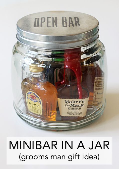 Create an easy to give gift with this minibar in a jar! From weddings to showers or even holidays, this idea is perfect for a super quick gift idea. Diy Gifts For Christmas, Mason Jar Gifts Diy, Mini Bars, Wedding Favors Cheap, Mason Jar Gifts, Wedding Gifts For Guests, Diy Wedding Favors, Unique Wedding Favors, Wedding Favors For Guests