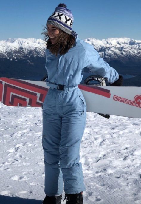 Snow Pants Aesthetic, All White Snowboarding Outfit, Snow Boarding Gear Woman, Snowsuit Outfit Women, Ski Suit Aesthetic, Blue Ski Outfit, Ski Gear Women Outfits, Dope Snowboard Outfit, Snow Gear Women Outfits