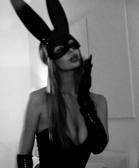 Halloween Costumes For Brunettes, Classy Halloween Costumes, Bunny Mask, Pretty Halloween, Dark Feminine Aesthetic, Halloween Inspo, Fantasias Halloween, Playboy Bunny, Women Photography Poses