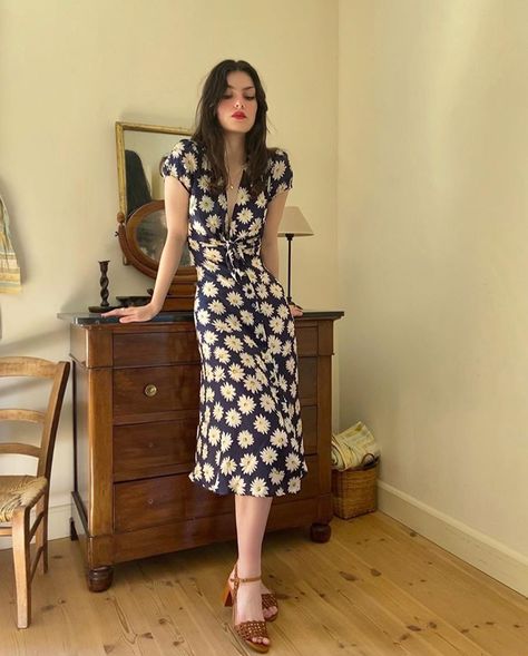 Zoia Mossour, High Waist Short, Elegant Feminine, Alexa Chung, Inspired Outfits, Formal Outfit, Looks Style, Trench Coats, Parisian Style