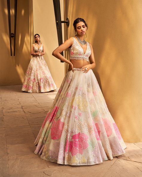 Lehenga Bridal, Indian Bridesmaid Dresses, Indian Outfits Lehenga, Floral Lehenga, Wedding Lehenga Designs, Lehenga Designs Simple, Traditional Indian Dress, Pink Lehenga, Red Lehenga