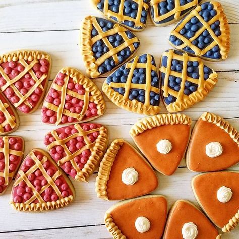 thats very pretty Sugar Cookies Decorated Fall, Fall Royal Iced Cookies, Pie Sugar Cookies Decorated, Autumn Sugar Cookies, Turkey Sugar Cookies Decorated, Cookie Moodboard, Easy Decorated Cookies, Pie Sugar Cookies, Thanksgiving Sugar Cookies