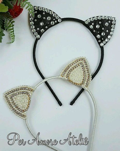 Tiara orelha de gatinho bordada a mão pérolas e strass. - 87741B Cat Party, Cat Birthday, Diy Hair Bows, Diy Hairstyles, Cat Ears, Hair Band, Crochet Bikini, Tiara, Hair Bows