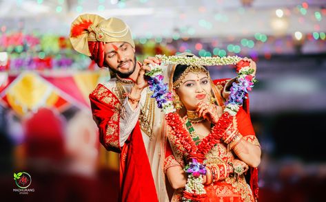 Couple Wedding Dress Indian Hindu, Wedding Dulhan Pose, Hindu Wedding Photos, Bride Fashion Photography, Marriage Poses, Bride Groom Photoshoot, Haldi Ceremony Outfit, Indian Bride Photography Poses, Sisters Photoshoot Poses