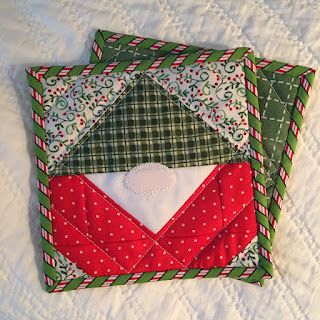 Quilted Potholder Pattern, Gnome For Christmas, Christmas Sewing Patterns, Christmas Mug Rugs, Christmas Quilting Projects, Christmas Fabric Crafts, Quilted Coasters, Mug Rug Patterns, Christmas Sewing Projects