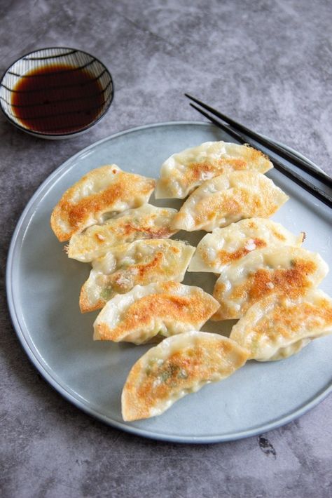 Diy Gyoza, Yummy Asian Food, Asian Side Dishes, Healthy Snacks Easy, Happy Foods, Small Meals, Asian Cooking, Lunch Snacks, International Recipes