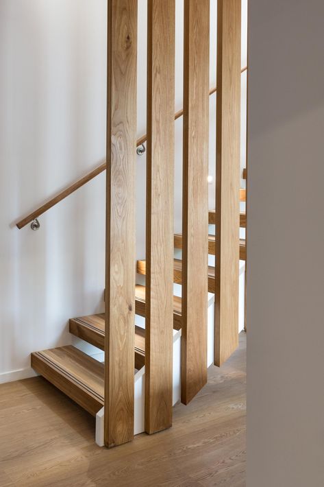 Slat Railing Stairs, Interior Stair Railing Ideas Wood, Staircase Railing Design Wooden, Bannister Ideas, Midcentury Exterior, Handrail Stairs, Interior Palette, Stair Railing Makeover, Basement Staircase