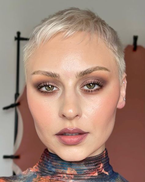 Alexandra Anele Hair, Alexandra Anele, Alexandra Anele Makeup, Green Eyes Pop, Cara Delevingne Platinum Hair, Taupe Eyeshadow, Platinum Blonde Pixie, Blonde Pixie, Makeup For Green Eyes