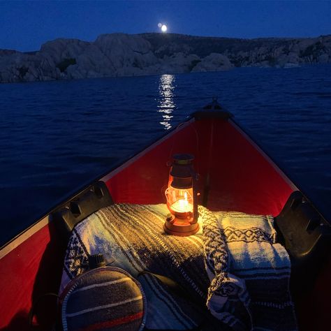 Canoeing Watson Lake, Prescott Arizona. Waiting for the moon to rise to enjoy a moonlight paddle ❤️ Born To Be Wild Adventures  #canoeing #moon #moonlight #kayaking #paddle #arizona #explore #prescott #lake #lanterns #pinterest #summer #date #dateideas #adventure #local #travel #twilight Canoe Date, Arizona Lakes, Tandem Kayaking, Time Stands Still, Prescott Arizona, Living History Museum, Vacation Locations, Born To Be Wild, Paddle Boat