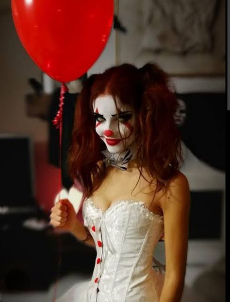 Pennywise Halloween Costume, Pennywise Costume, Clown Costume Women, Halloween Makeup Clown, Clown Halloween Costumes, Horror Halloween Costumes, Halloween Circus, Vans Girl, Hot Halloween Outfits