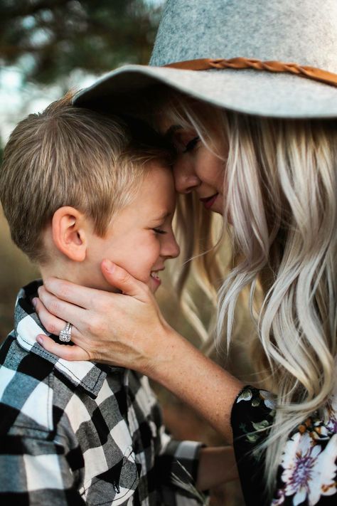 Mother Son Photography Older, Mom And Son Photo Ideas Older, Mommy Son Photoshoot, Mom And Son Photo Ideas, Mommy And Me Poses, Father Son Photos, Son Photoshoot, Mother Son Photos, Son Photo Ideas