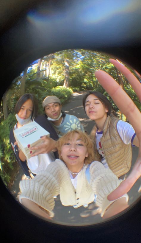 Fisheye Group Photo, Fish Eye Lens Art Reference, Fish Eye Lens Group Photo, Fish Eye Pictures, Fish Eye Lense Drawing Reference, Fish Eye Refrence, Fisheye Lens Aesthetic Friends, Reference Photos Fish Eye, Fish Eye Poses