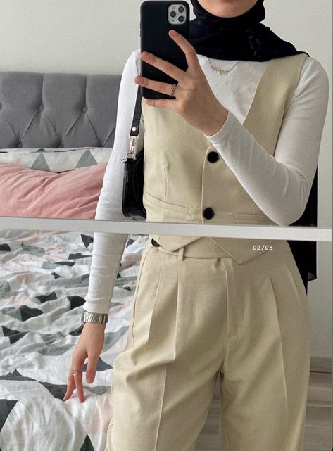 Fashion inspo lifestyle Pinterest hijabi outfit style Vest Outfits For Women Hijab, Vest Outfits Hijab, Hijab Formal, Sweater Vest Outfit Women, Outfit Campus, Waistcoat Outfit, Stylish Outfits Casual, Vest Outfits For Women, Modest Casual Outfits