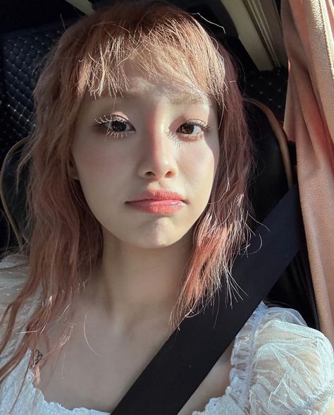 Chuu Loona, 사진 촬영 포즈, I Love Girls, Melanie Martinez, Girl Icons, Pink Hair, Maquillaje De Ojos, Kpop Idol, Korean Girl