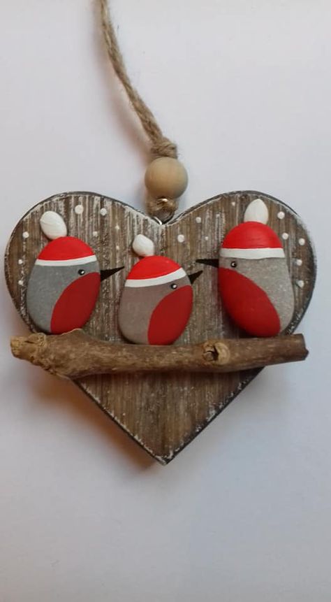 Christmas Pebble Art, Garden Decor Diy, Diy Craft Ideas, Christmas Arts And Crafts, Christmas Crafts To Make, Garden Decor Ideas, Christmas Rock, Wood Christmas Ornaments, Holiday Crafts Christmas