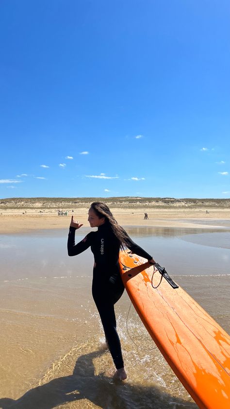 Surfer girl with soft board Wet Suit Aesthetic, Wetsuit Aesthetic, Surfing Suit, Paddle Surf, Surf Aesthetic, Surfer Girls, Ocean Girl, Wet Suit, Paddle Surfing