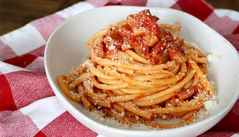 AMATRICIANA RECIPE. Bring Rome to your plate with this traditional Amatriciana from Italy’s capital. Also known as bucatini al’amatriciana recipe. Amatriciana Recipe, Bolognese Sauce Authentic, Amatriciana Sauce, Pasta Amatriciana, How To Make Ravioli, Spaghetti Carbonara Recipe, Boiling Pasta, Make Pasta, Traditional Italian Dishes