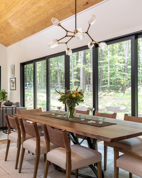 This dining room will provide the perfect spot for a family dinner or a fancy dinner party. With tons of natural light, high ceilings, a gorgeous light fixture, and an amazing walnut table and comfy chairs, it is just missing the fabulous people and food! #biezedesign #chapelhillinteriors #chapelhillinteriordesign #triangleinteriors #chapelhillinteriordesigner #durhaminteriordesign #durhaminteriordesigner #modernhome #moderninterior #moderninteriordesign #diningroom #diningroomdecor 📸 #ca... Hardwood Dining Room, People And Food, Room With High Ceilings, Fancy Dinner Party, Light Hardwood, Apartment Vibes, Walnut Table, Fancy Dinner, Comfy Chairs