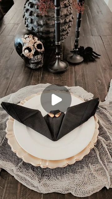 Bat Napkin Folding, Halloween Napkins Folding, Halloween Napkin Folding, Spooky Tablescape, Halloween Napkins, Napkin Folding, Halloween Diy Crafts, Halloween Diy, Tablescapes