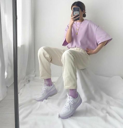 Purple Shirt Outfits, T Shirt Styling, Lavender Outfit, White Outfits For Women, T Shirt Outfits, Outfits Shorts, Outfits Streetwear, Hoodie Streetwear, Streetwear T Shirt