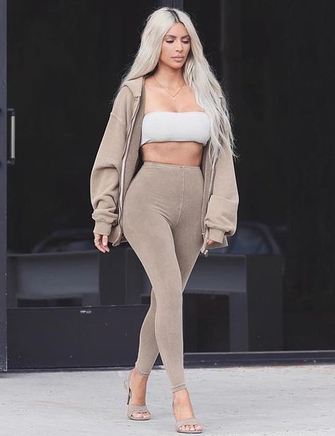 15 Best Of Kim Kardashian Looks Kim Kardashian Short Hair, Kim Kardashian Blazer, Kim Kardashian Workout, Kardashian Casual Outfit, Kim Kardashian Halloween, Kim Kardashian Wallpaper, Kim Kardashian Home, Spray Tan Tips, Kim Kardashian Wedding