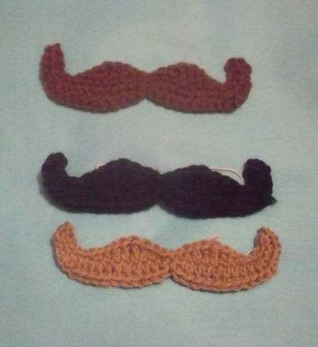 Crochet mustache. I'm gonna put one of these on a bearded hat. Crochet Mustache Pattern, Crochet Mustache, Crochet Beard, Crochet Appliques, Free Pattern Crochet, Crochet Chicken, Crochet Faces, Crochet Things, Crochet Bebe