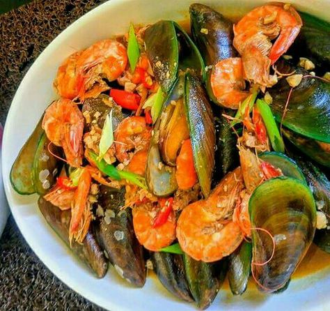 Butter-Garlic Seafood w/ Salted  Eggyolk Spicy Seafood Soup, Mixed Seafood Recipe, Seafood Stew Recipes, Fish Stew Recipes, Seafood Soup Recipes, Spicy Seafood, Aioli Recipe, Delicious Seafood Recipes, Seafood Stew