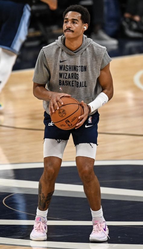 Hoopers Outfit, Basketball Style Fashion Men, Jordan Poole Wizards, Jordan Poole Style, Sports Photography Basketball, Basketball Outfits Men, Hooper Outfit, Hooper Fits, Hoop Aesthetic