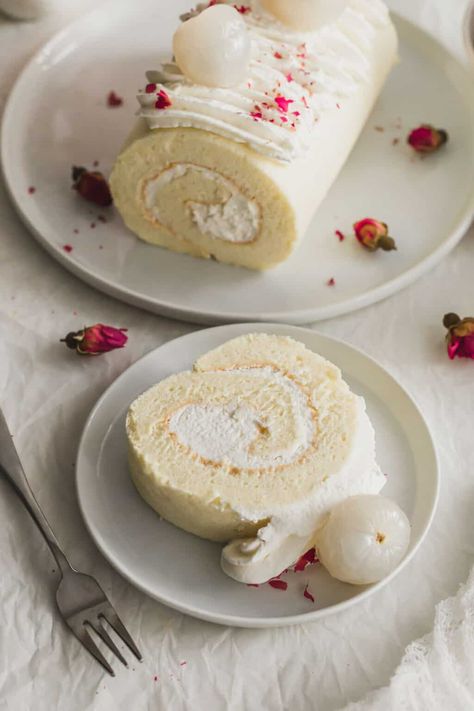 Swiss Roll Flavors, Cream Roll Recipes, Lychee Cake Recipe, Unique Birthday Desserts, Lychee Dessert Recipes, Lychee Rose Cake Recipe, Litchi Dessert, Lychee Aesthetic, Lychee Rose Cake