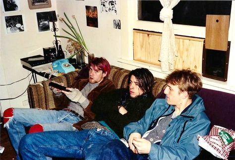 Kurt Cobain & Dave Grohl with some third guy in 1991 Seattle Grunge, Kurt And Courtney, Donald Cobain, Canon Ixus, Krist Novoselić, Nirvana Kurt Cobain, Nirvana Kurt, Grunge Band, Dave Grohl