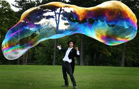 Bubbleologist Samsam Bubbleman blows the world's largest free-floating soap   bubble. Bubble Recipe, David Foster Wallace, Giant Bubbles, Travel Crafts, Kids Bubbles, Big Bubbles, Blowing Bubbles, Soap Bubbles, Guinness